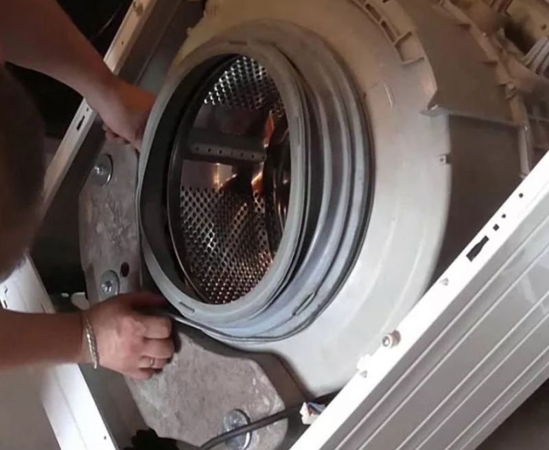Мастер ремонтирует барабан стиральной машины Vestel